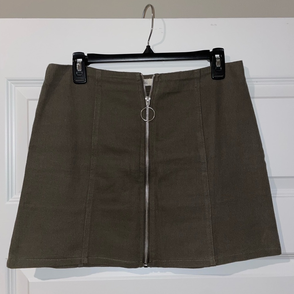 Khaki mini skirt with a zipper!